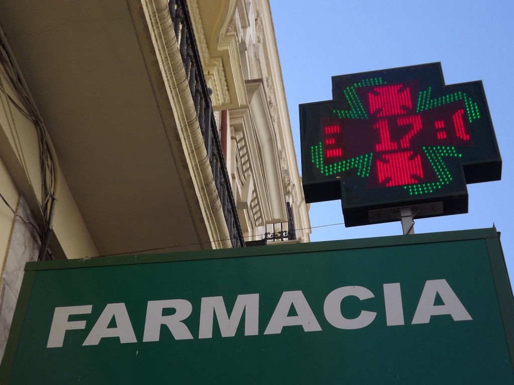 Imagen de la cruz de una farmacia para ilustrar la información sobre precios de referencia.