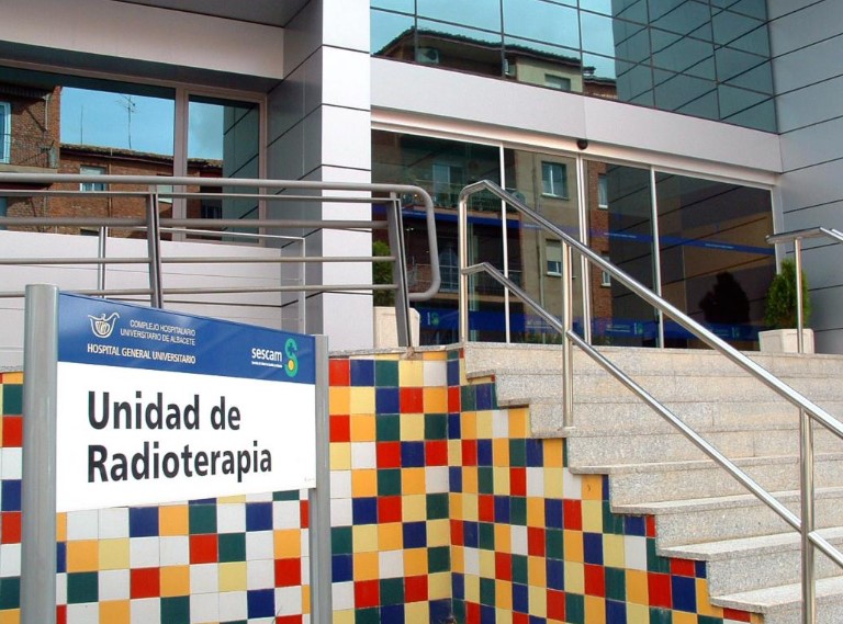 Imagen de la entrada a la Unidad de Radioterpia de Albacete, que recibirá parte de la inversión de la Fundación Amancio Ortega.