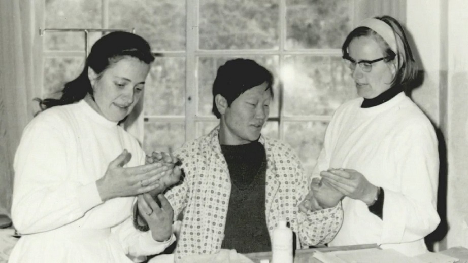 Estas dos enfermeras austríacas contribuyeron a acabar con el estima asociado a la lepra.