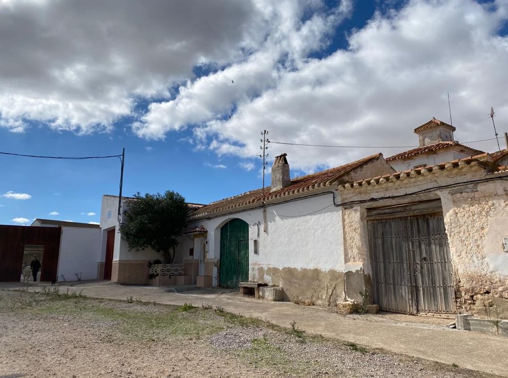 Una ruta senderista desde Casa de Cañete (Albacete) a La Torca sirve de excusa para ver el efecto que tendría la proyectada macrogranja.
