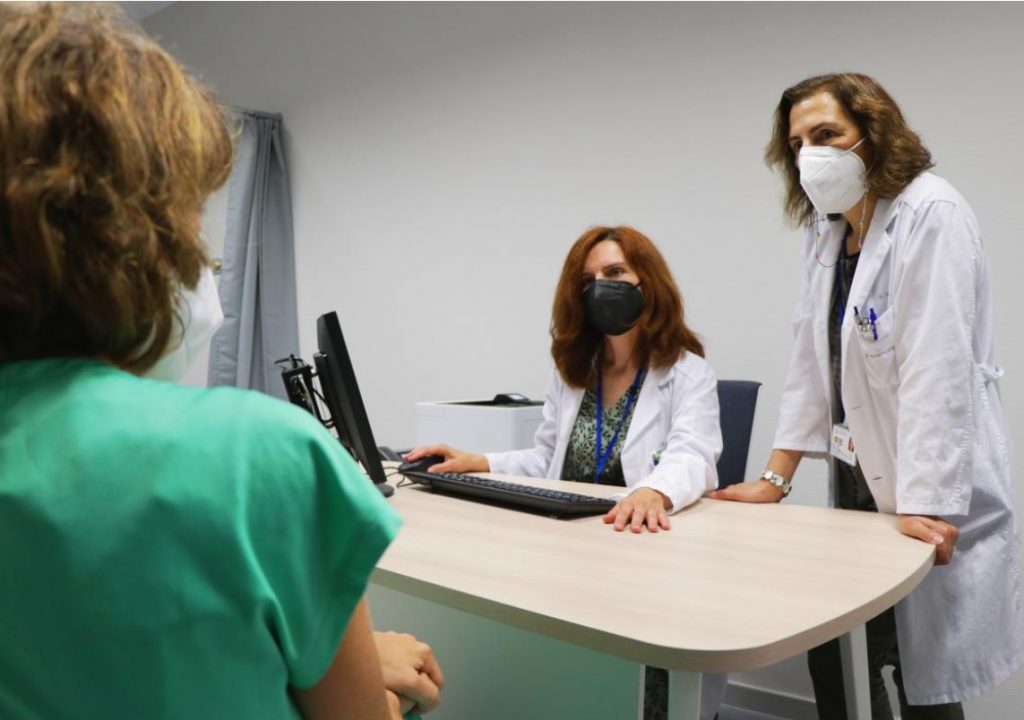 El Servicio de Salud de Castilla-La Mancha (Sescam) ha optado por que la mascarilla regrese a los centros sanitarios de la región.