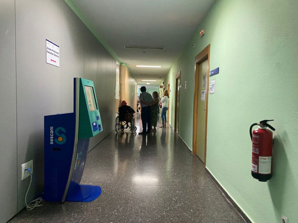 Una paciente escribe una carta pidiendo asientos para no hacer de pie la largas esperas de las consultas de Oncología en Albacete.