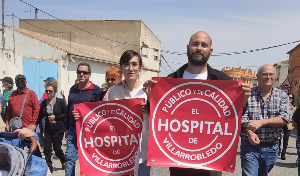 Cientos de personas han salido a la calle en Villarrobledo (Albacete), una vez más, en una manifestación en defensa de la sanidad pública.