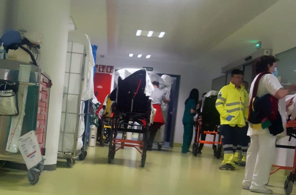 El colapso que sufre el Servicio de Urgencias del Hospital Universitario de Toledo (HUT) mantiene este lunes a 50 pacientes a la espera de ingreso. 