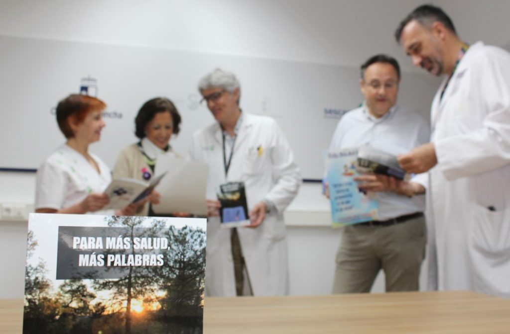 Un total de 22 escritores de Albacete firman en el libro que llagará tanto a pacientes como a donantes de sangre. 